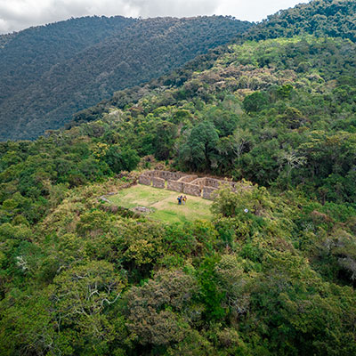 Impresionante vista panorámica del sitio arqueológico de Llactapata ubicado en la cima de una montaña frente a Machu Picchu durante el camino Salkantay.