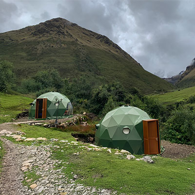 Vista panorámica del campamento Salkantay Mountain Domes en Soraypampa, con domos geodésicos perfectamente situados al pie de las montañas nevadas Salkantay y Humantay.