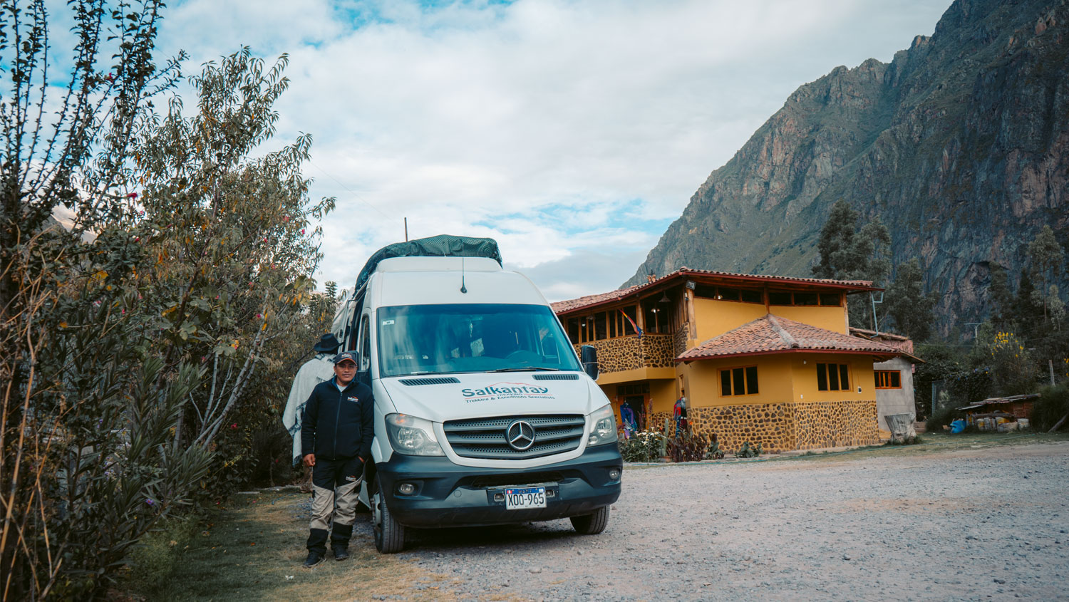 Conductor de Salkantay Trekking junto a la van de la empresa