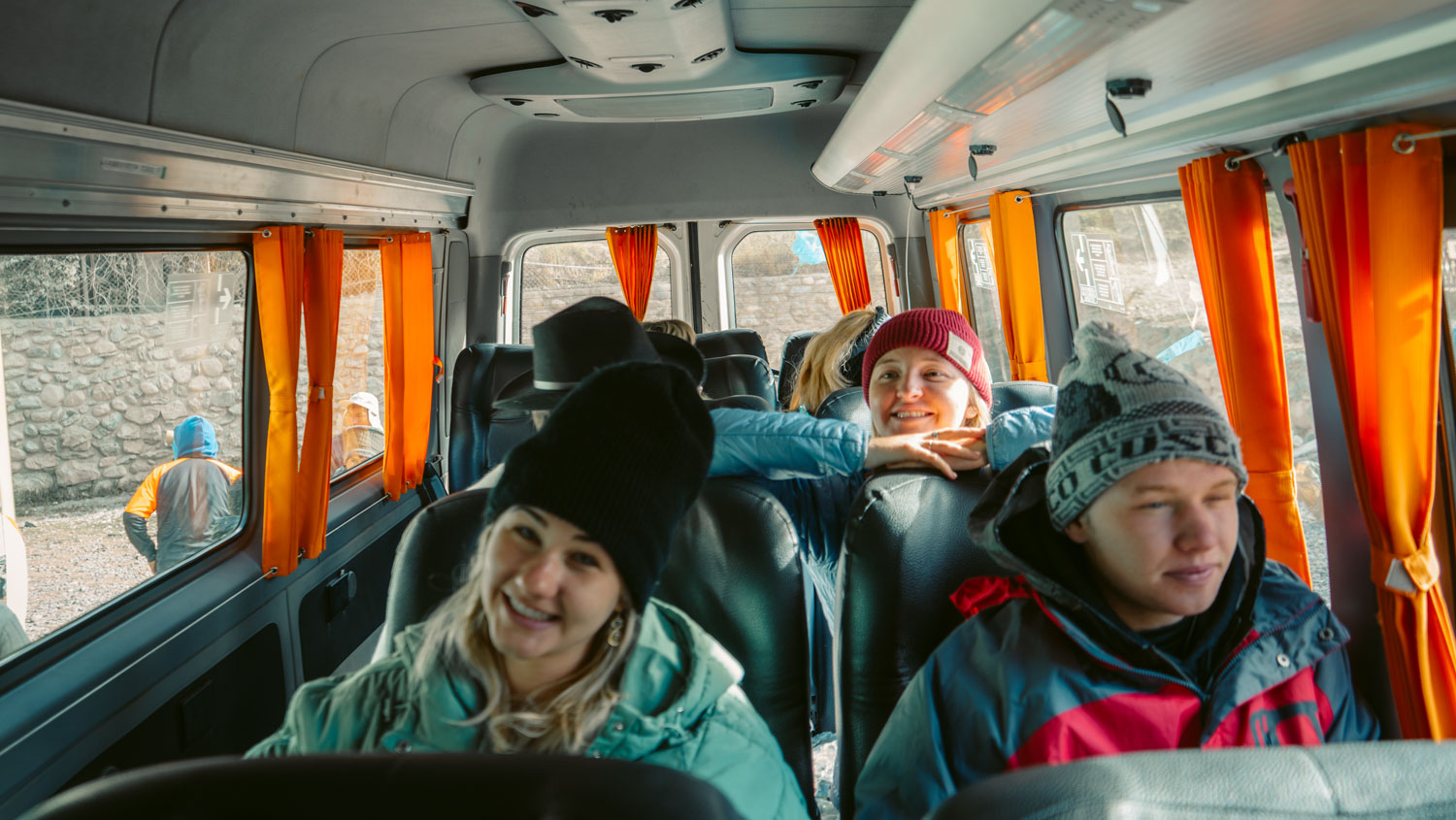Viajeros cómodos dentro de una van privada de Salkantay Trekking