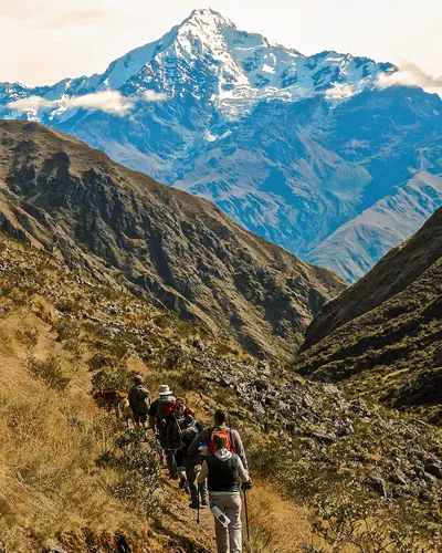 Turistas caminando por las montañas andinas