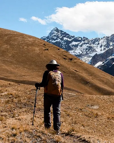 Turista caminando en dirección a la montaña y al lago Ancascocha