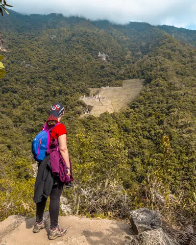 Turista impresionado con las vistas panorámicas de los centros arqueológicos en el camino inca