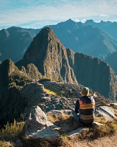 Turista impresionado con Machu Picchu tras su caminata por el famoso Camino Inca