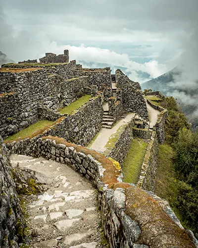Una hermosa vista del sitio arqueológico de Sayacmarca en el Camino Inca a Machu Picchu
