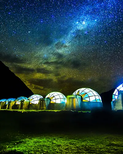 El famoso campamento Sky Camp de noche en el camino Salkantay a Machu Picchu