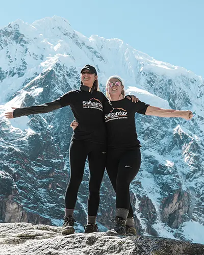 Dos amigos felices en el paso de Salkantay en la caminata a Machu Picchu