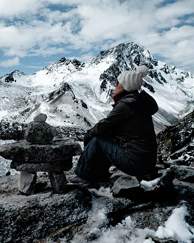 Turista descansando al aire libre después de la ardua caminata Salkantay