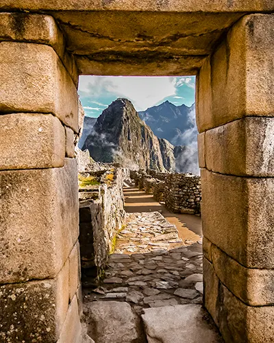 Centro arqueológico de Machu Picchu a través de una ventana Inca