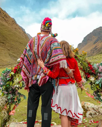 Una pareja después de su ceremonia de luna de miel, disfrutando de la montaña Salkantay