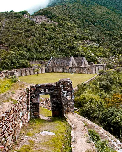 Imagen de la plaza principal del sitio arqueológico de Choquequirao
