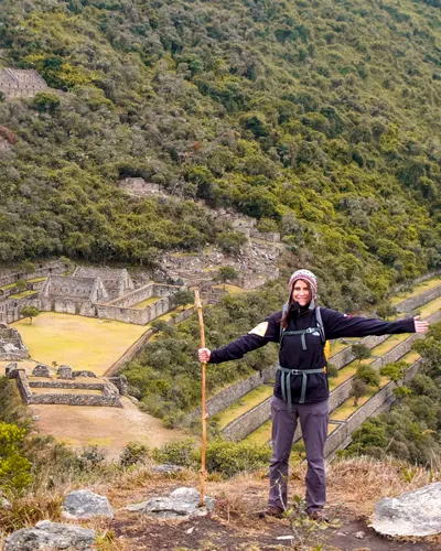 Un viajero feliz y satisfecho con el centro arqueológico de Choquequirao