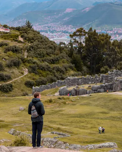Turista en el centro arqueológico de Sacsayhuaman