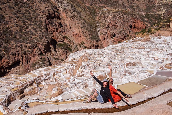 Una feliz pareja de turistas en las Salinas de Maras