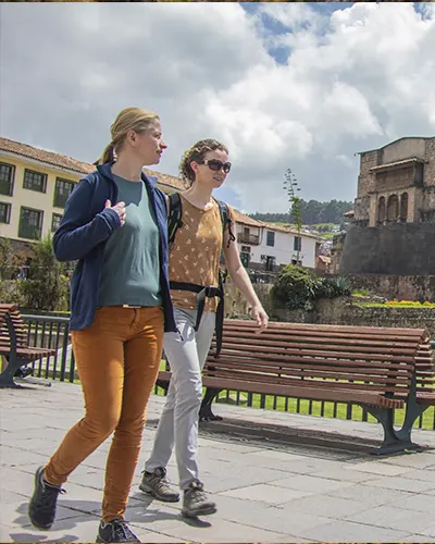 Dos mujeres turistas disfrutando de un paseo por las calles de Cusco