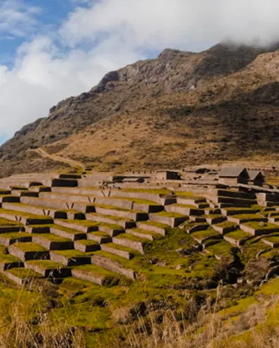 Una foto panorámica del sitio arqueológico de Huchuy Qosqo