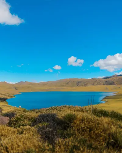 El impresionante laguna Qoricocha en las montañas en la ruta a Huchuy Qosqo