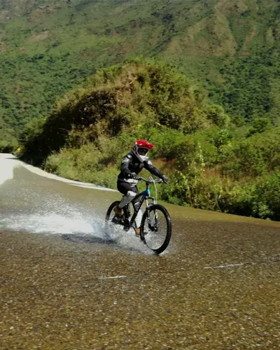 Turista disfrutando de su aventura en bicicleta por la ruta Inca Jungle a Machu Picchu