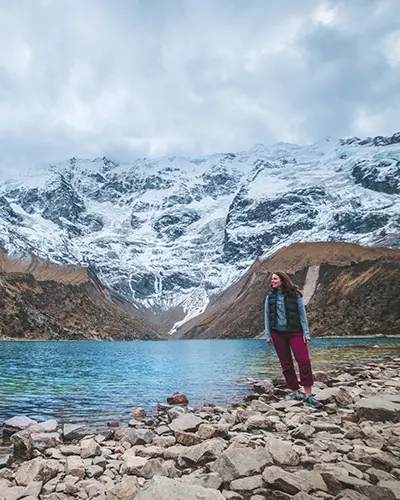 Turista sorprendido con la belleza del lago humantay junto a la montaña Humantay