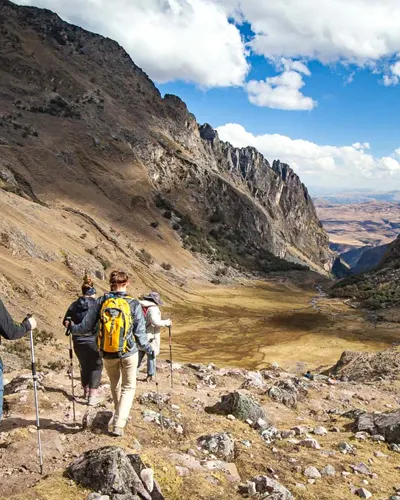 Turistas paseando por las maravillosas montañas de Lares