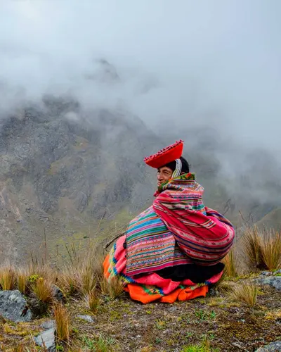 Foto de una mujer andina en las montañas de Lares