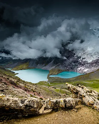 Hermosa vista del nevado Ausangate junto con los impresionantes lagos que lo rodean