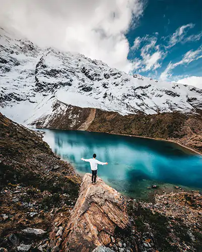 Turista asombrado por la impresionante Laguna Humantay