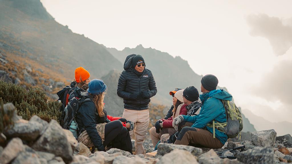Guia de Salkantay Trekking hablando con un grupo en un paso de montana