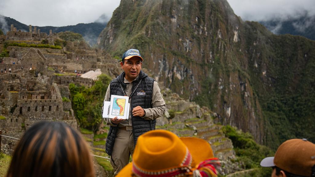 Guia de Salkantay Trekking dando una charla en Machu Picchu