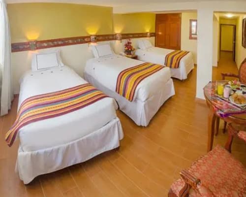 Habitación triple — Taypikala Hotel